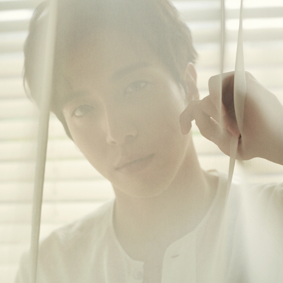 郑容和新专特别版公开 侧颜俊朗线条迷人