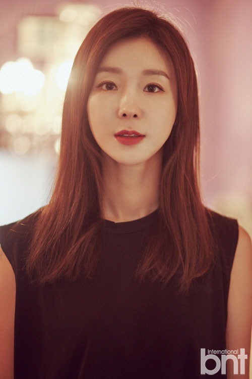 组图韩星李智慧拍杂志写真蕾丝红裙显冷艳