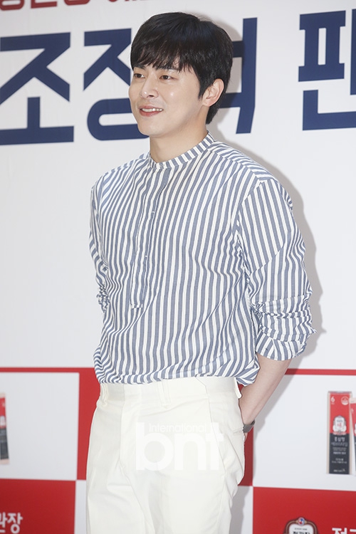 曹政奭出席活动 利落帅气微笑暖人