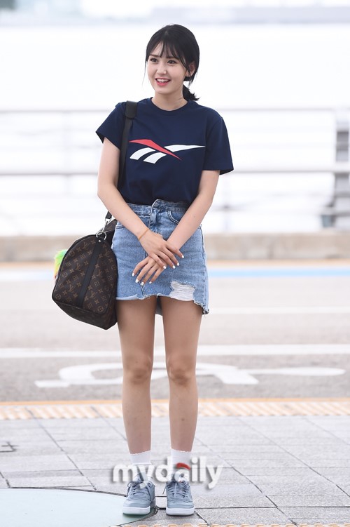 组图全昭弥飞往美国洛杉矶现机场青春洋溢