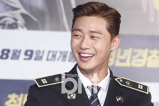 《青年警察》发布会 朴叙俊姜河那穿制服亮相