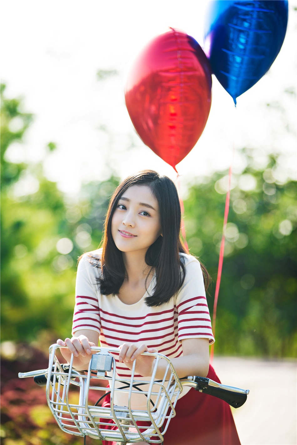 19 11:17:10 1 / 6 新浪娱乐讯 日前,演员何花曝光一组气球写真,照片