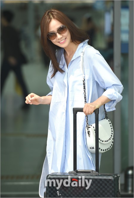 新浪娱乐讯 7月20日下午,韩国女艺人孙泰英为参加在国外进行的写真