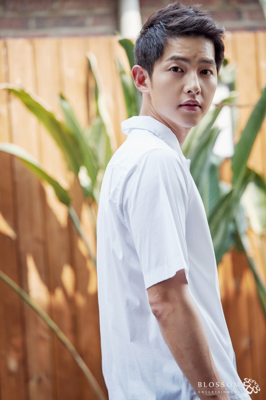 组图:宋仲基《军舰岛》采访照公开 白衬衣帅气十足