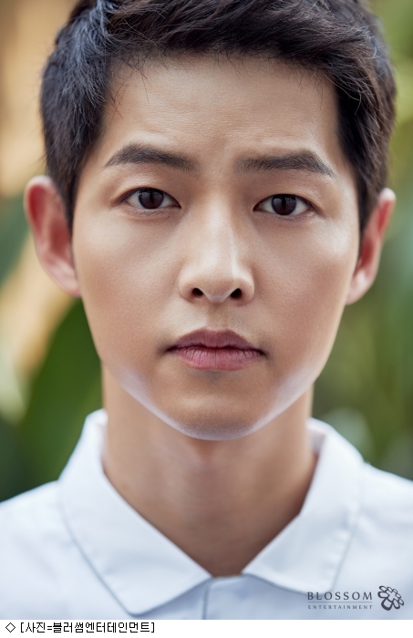 组图:宋仲基《军舰岛》采访照公开 白衬衣帅气十足