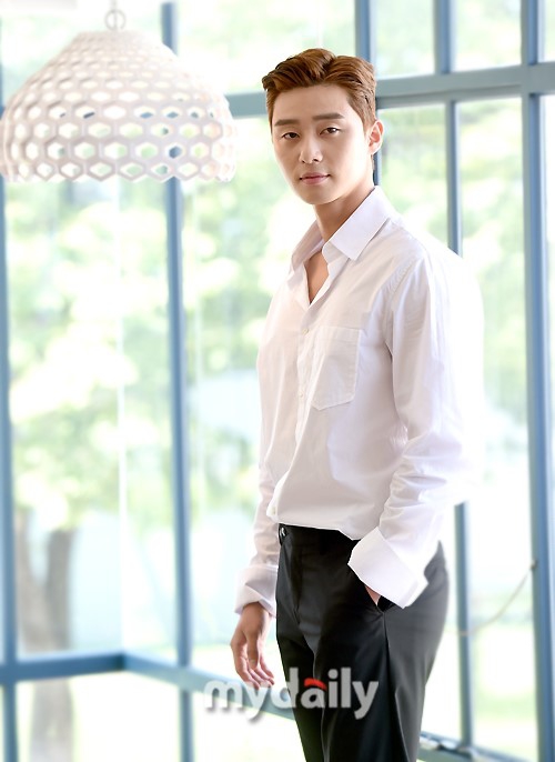 【2017.07.26】【明星】朴叙俊首尔咖啡店接受采访 穿白衬衣阳光帅气