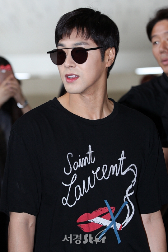 组图:东方神起郑允浩现身机场 微笑挥手暖男范儿