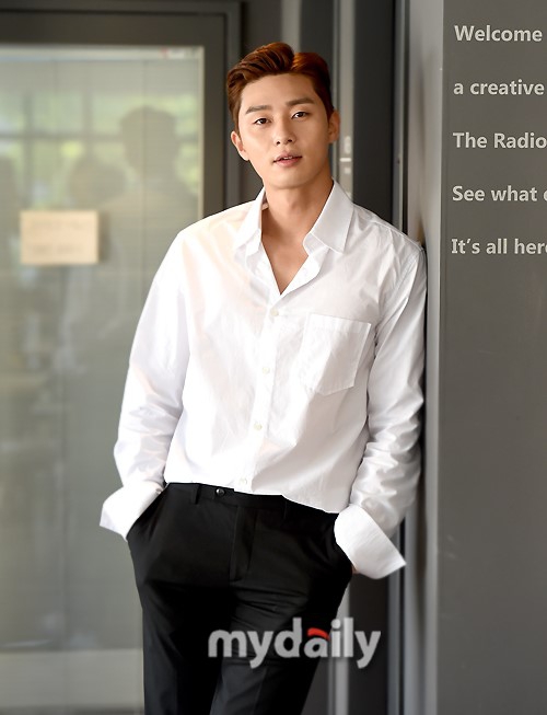 【2017.07.26】【明星】朴叙俊首尔咖啡店接受采访 穿白衬衣阳光帅气