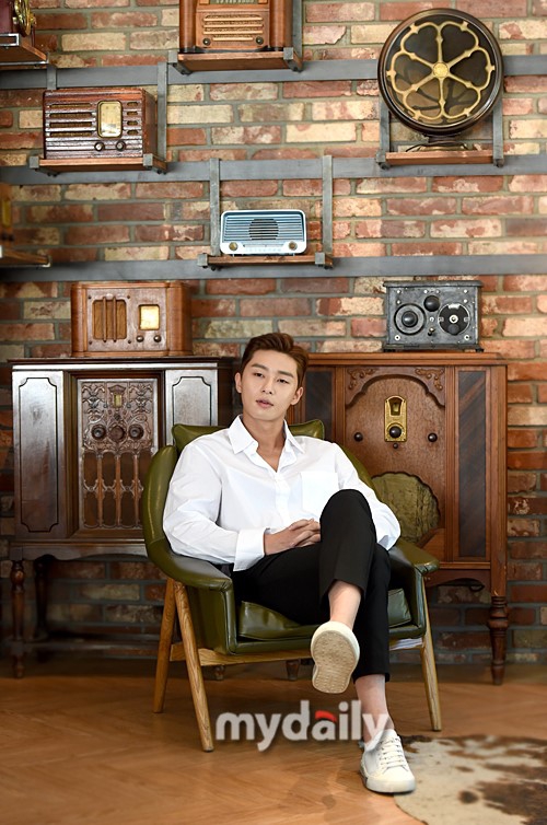 26】【明星】朴叙俊首尔咖啡店接受采访 穿白衬衣阳光帅气