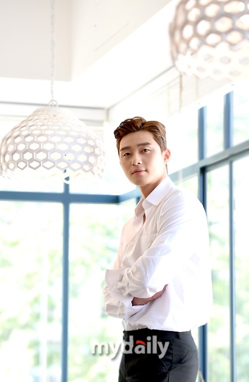 【2017.07.26】【明星】朴叙俊首尔咖啡店接受采访 穿白衬衣阳光帅气