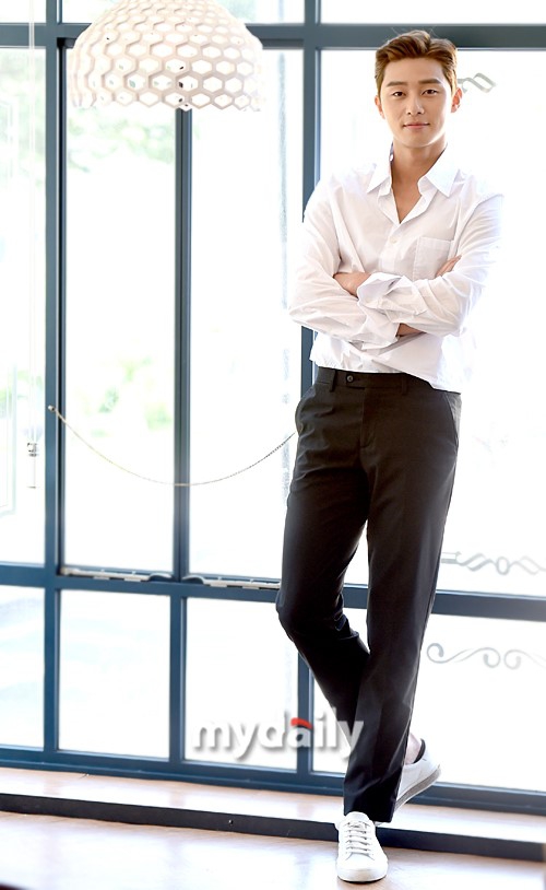 【2017.07.26】【明星】朴叙俊首尔咖啡店接受采访 穿白衬衣阳光帅气