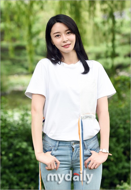 新浪娱乐讯 韩国女团hello venus成员权娜拉今天上午来到首尔汝矣岛