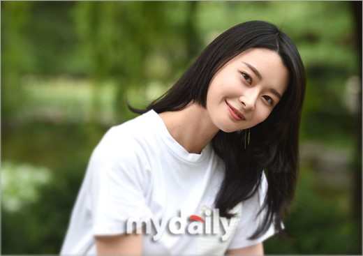 新浪娱乐讯 韩国女团hello venus成员权娜拉今天上午来到首尔汝矣岛
