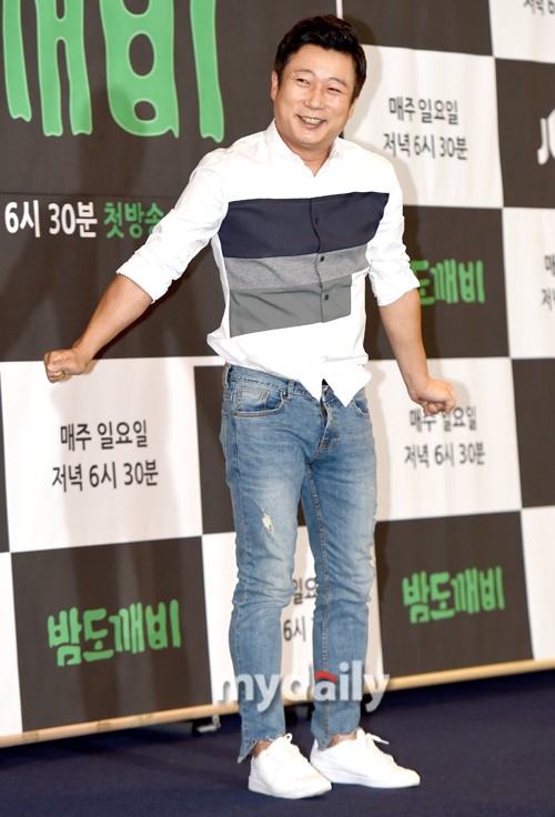 李秀根等出席jtbc新真人秀《鬼怪夜市》发布会