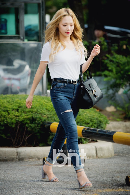 组图:韩混声组合kard现身 赴《音银》上班路_高清图集_新浪网