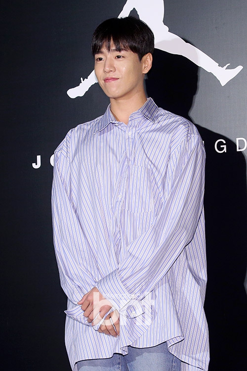 新浪娱乐讯 3日晚,韩演员晋久,李玹雨等出席了在首尔麻浦区东桥洞举行