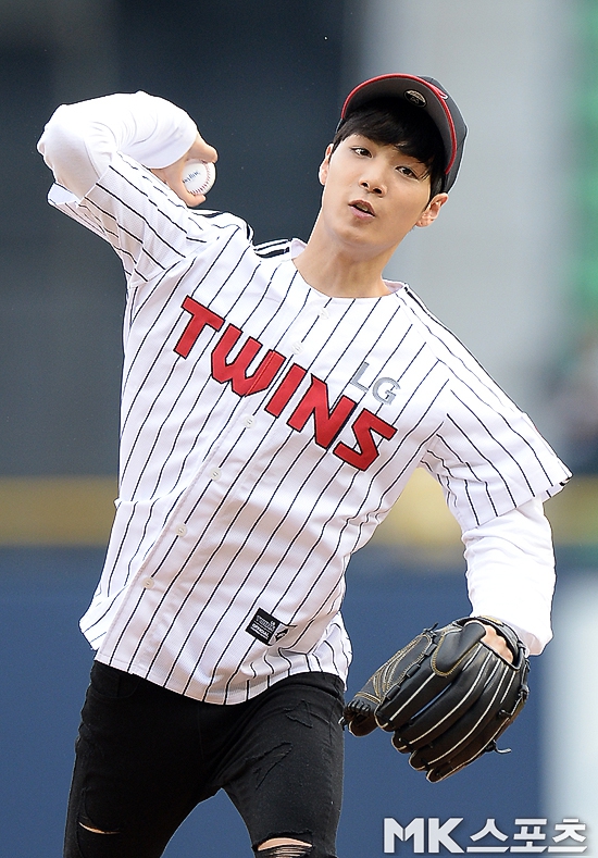 nuest成员jr为棒球赛开球 动作帅气很拉风