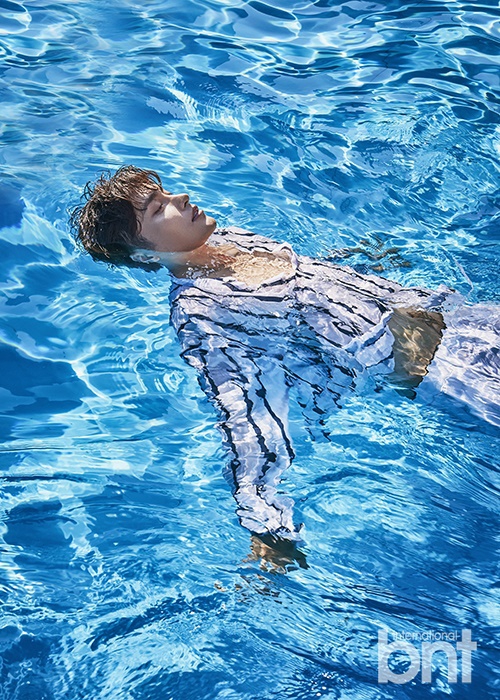 组图:韩星成勋拍泳池写真 完美演绎熟男魅力