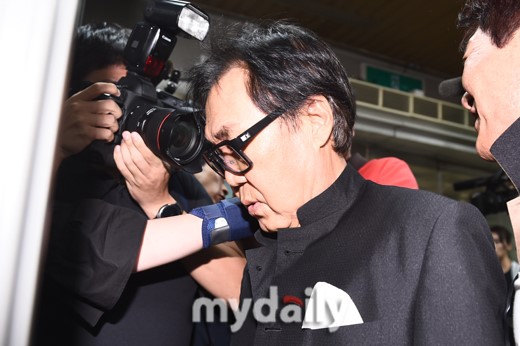 4 / 6 新浪娱乐讯 韩国著名歌手赵英男今天下午在首尔中央地方法院