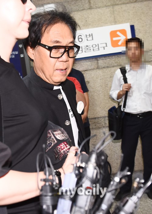 猜你喜欢 5 / 6 新浪娱乐讯 韩国著名歌手赵英男今天下午在首尔中央