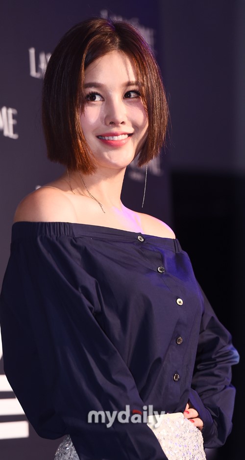 组图:韩星朴恩智亮相活动 圆脸配短发笑容可爱