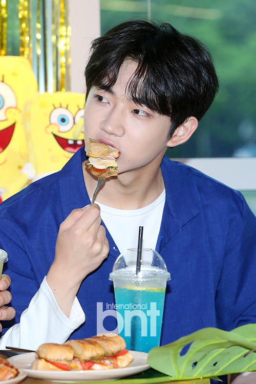 安炯燮李义雄录制《我爱偶像》阳光少年可爱帅气