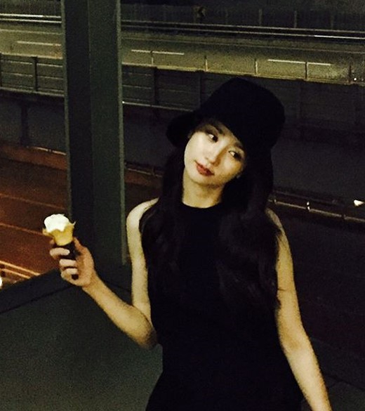 组图:准妈妈朴河宣晒孕照 腹部隆起美貌依旧