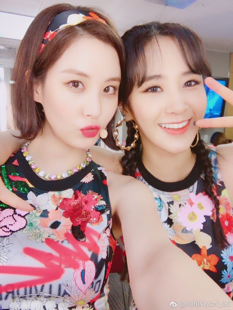 迎来十周年的姐妹们亲密无间,开心合影