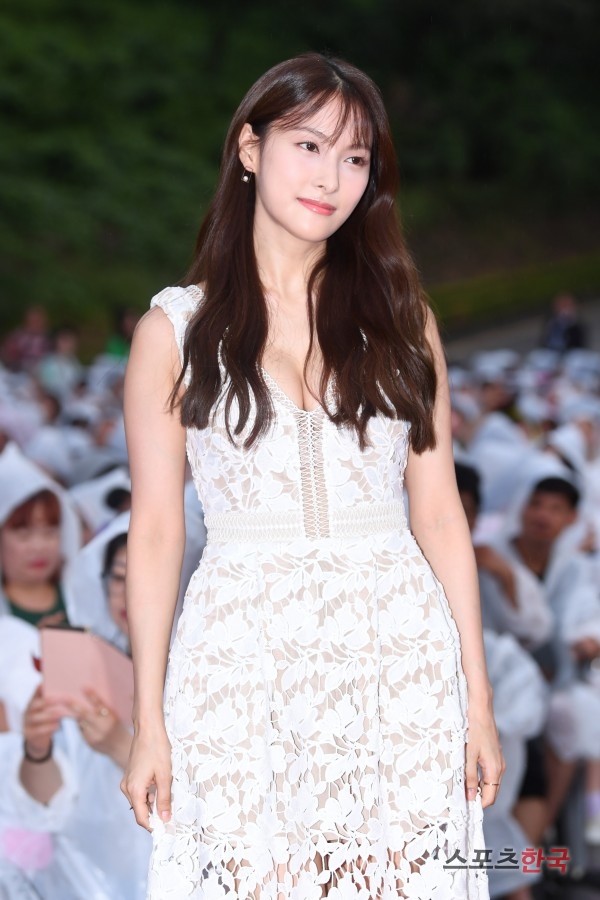 组图:kara前成员朴奎利亮相红毯 穿低胸装秀事业线