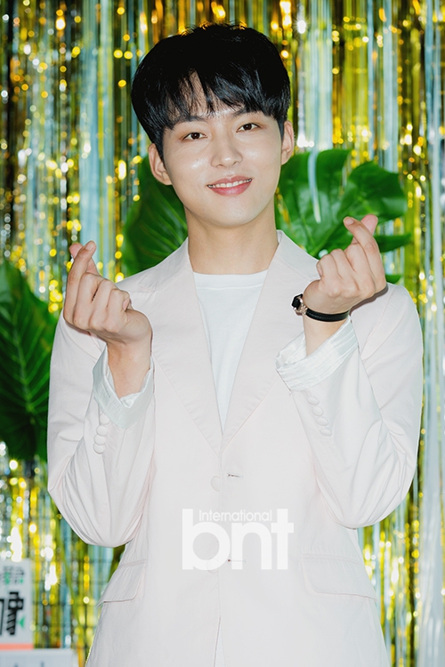 组图:朴圣雨录制《我爱偶像》 帅气暖男魅力十足