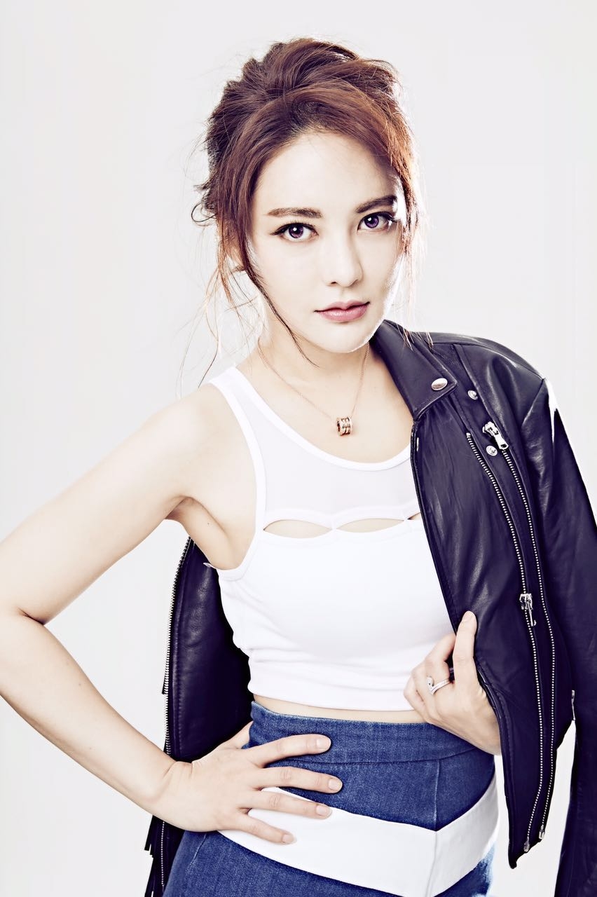 组图:樊蕊写真慵懒撩人 气场干练十足女人味