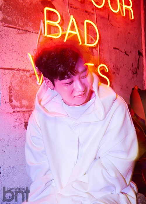 韩歌手dindin拍时尚写真 帅气男孩气质不羁