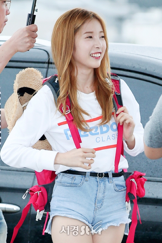 组图:april尹彩暻飞斐济录《丛林》 笑容清新甜美