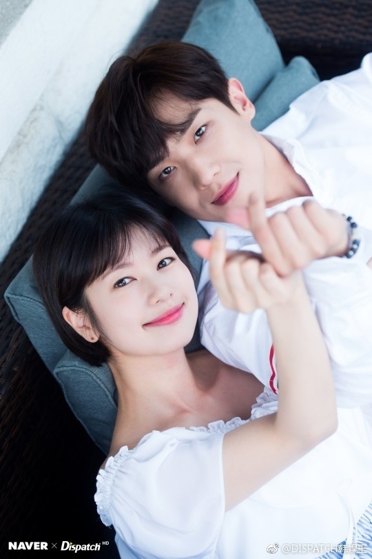 组图:《爸爸好奇怪》李准郑素敏写真 超甜又可人