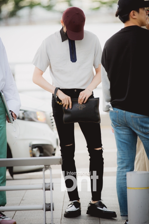 monstax飞日本参加公演 机场时尚个性帅气