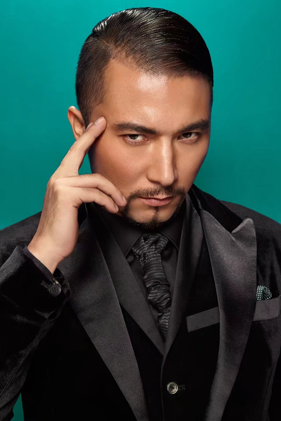 组图:艾克拜尔黑血拍写真 油头西装展雅痞气质_高清图集_新浪网