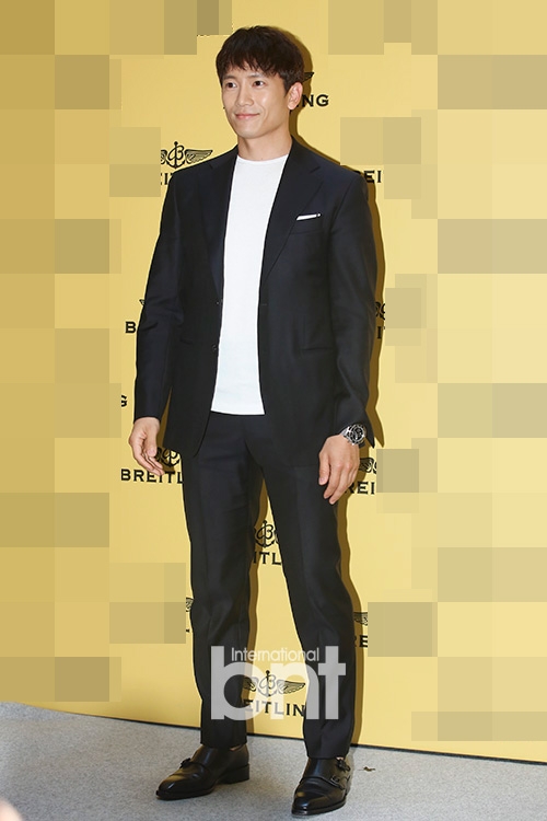 奶爸池晟出席活动 酷雅西装尽显绅士魅力