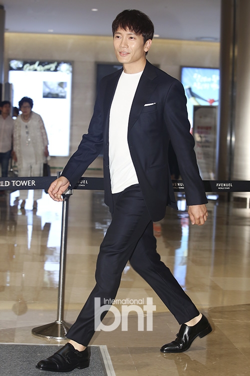 组图:奶爸池晟出席活动 酷雅西装尽显绅士魅力