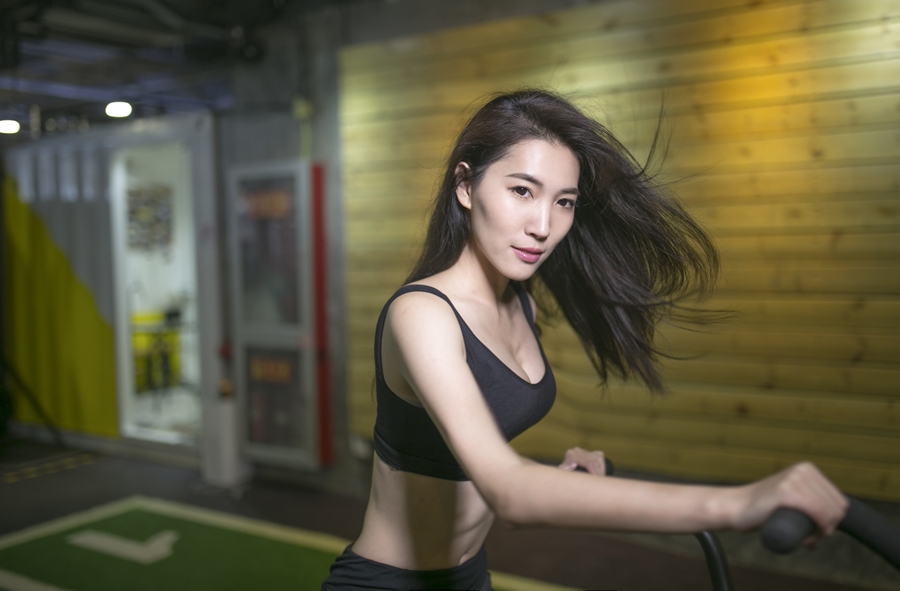 组图:闫鹿杨运动写真曝光 动感十足秀好身材