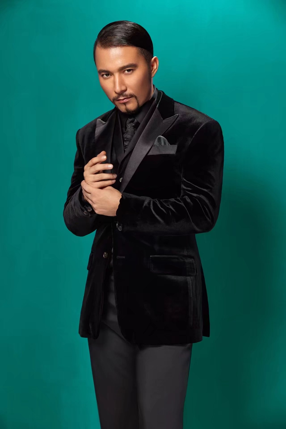 组图:艾克拜尔黑血拍写真 油头西装展雅痞气质