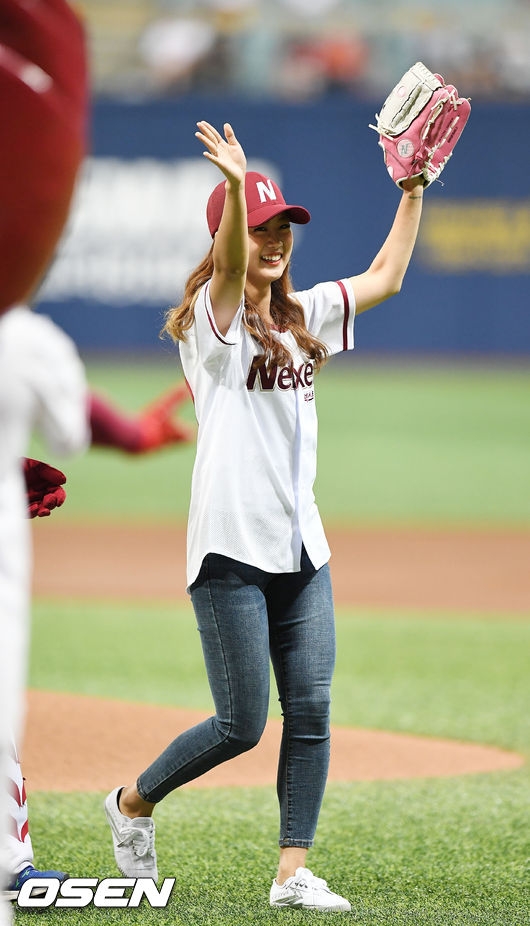 组图:bestie姜蕙妍为棒球赛开球 穿牛仔裤暴露短腿