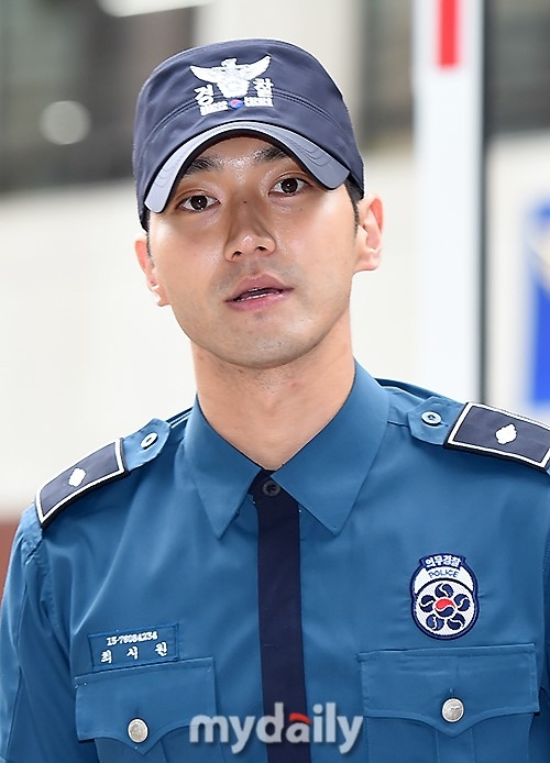 sj崔始源结束兵役退伍 笑容满面帅气挥手