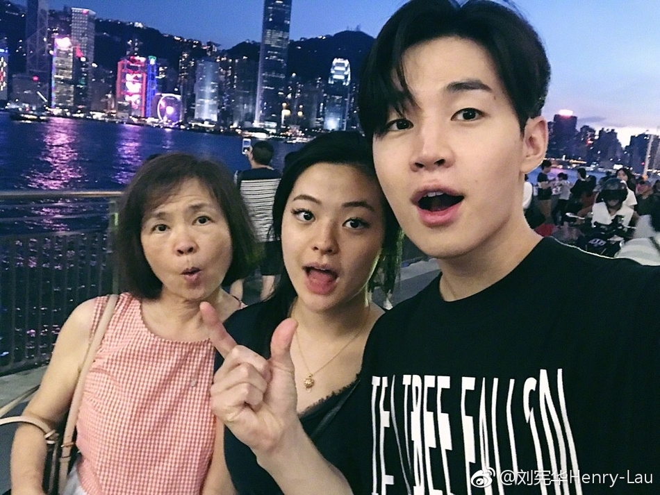 【2017.08.22】【明星】henry刘宪华与妈妈互喂甜品 妹妹外型靓丽