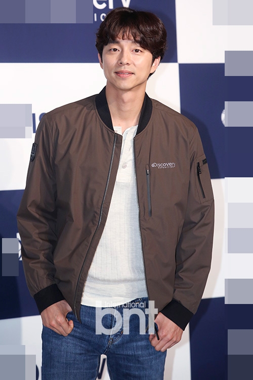 孔刘出席活动神采奕奕 休闲装亮相笑容暖