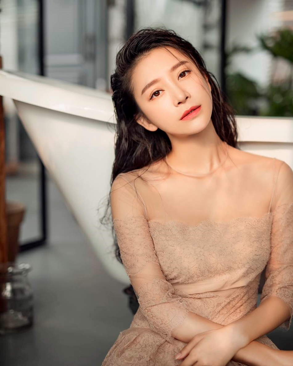 新浪娱乐讯 近日,青年演员陈姝曝光一组时尚写真性感大片,身穿咖啡色