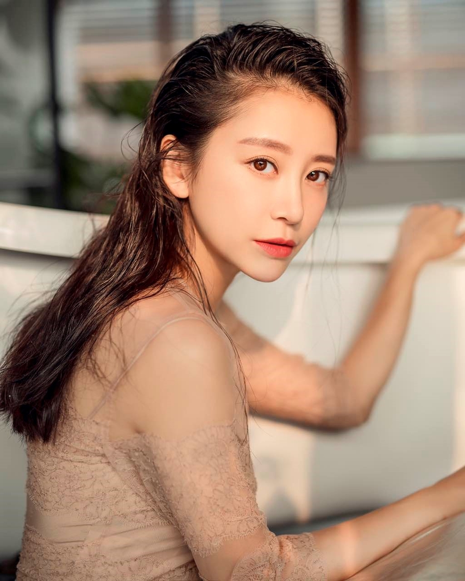 组图青年演员陈姝写真公开秀迷人香肩锁骨