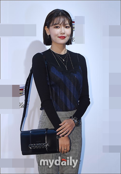 组图:少女时代秀英亮相活动 短发利落美腿修长