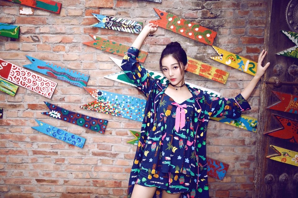 组图:郭艳七夕写真公开 睡衣风可爱十足