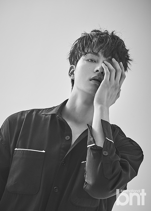 朴圣雨拍时尚写真 五官俊朗帅气迷人