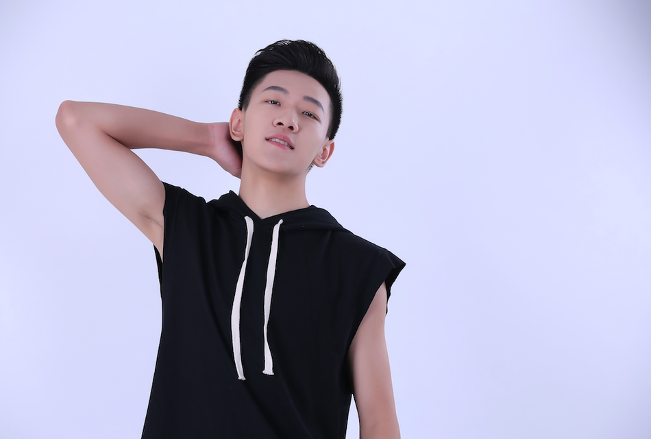 组图:张琛拍摄写真阳光俊朗 青春活力十足